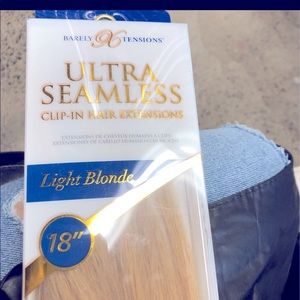 COPY - 18” Light Blonde ULTRA SEAMLESS Clip -IN Hair Extensions they are used